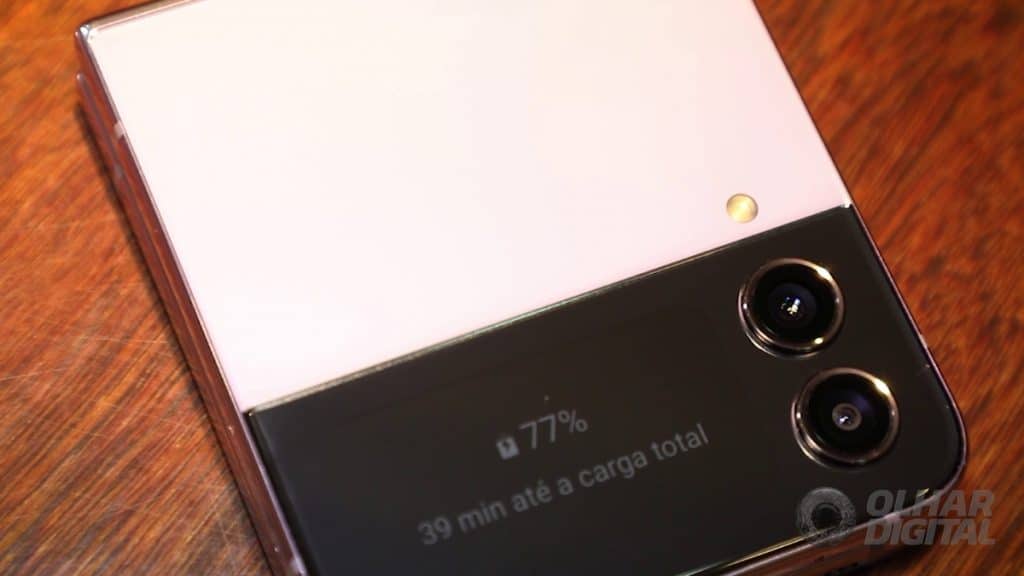Galaxy Z Flip 4 (Imagem: Mario Kurth/Olhar Digital)