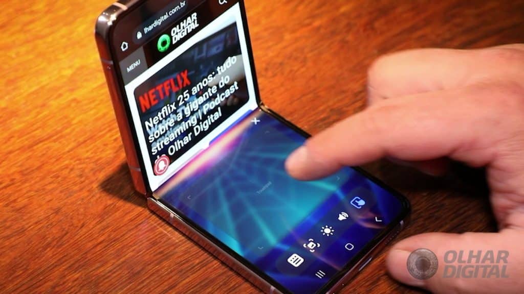 Galaxy Z Flip 4 (Imagem: Mario Kurth/Olhar Digital)