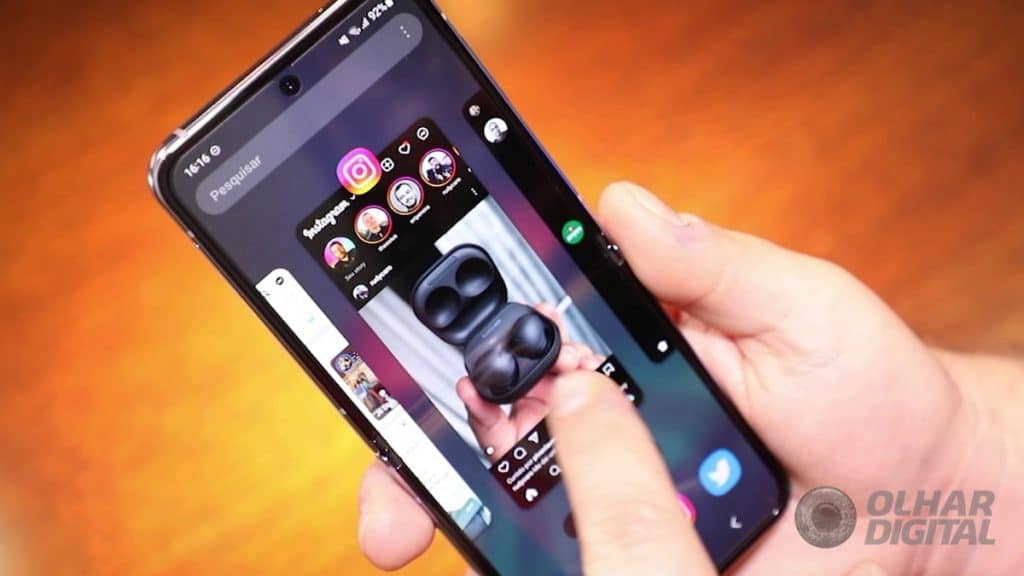 Galaxy Z Flip 4 (Imagem: Mario Kurth/Olhar Digital)