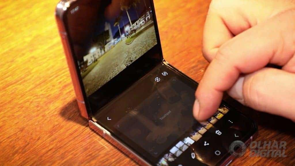 Galaxy Z Flip 4 (Imagem: Mario Kurth/Olhar Digital)