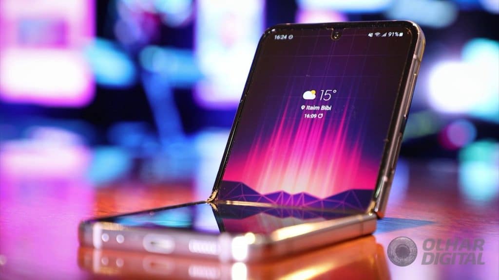 Galaxy Z Flip 4 (Imagem: Mario Kurth/Olhar Digital)
