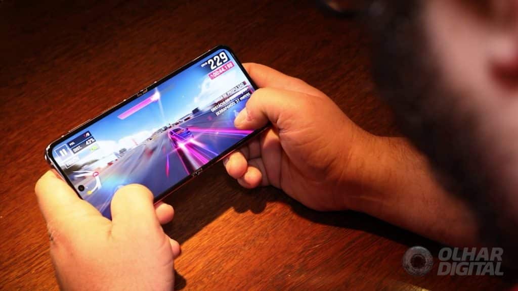 Galaxy Z Flip 4 (Imagem: Mario Kurth/Olhar Digital)