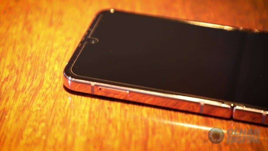 Galaxy Z Flip 4 (Imagem: Mario Kurth/Olhar Digital)