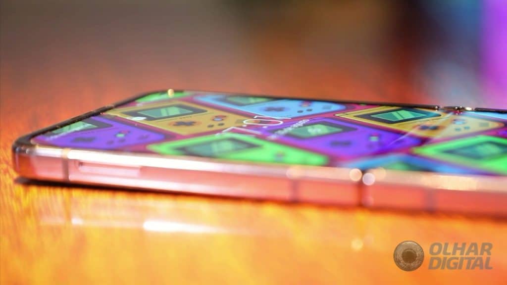 Galaxy Z Flip 4 (Imagem: Mario Kurth/Olhar Digital)