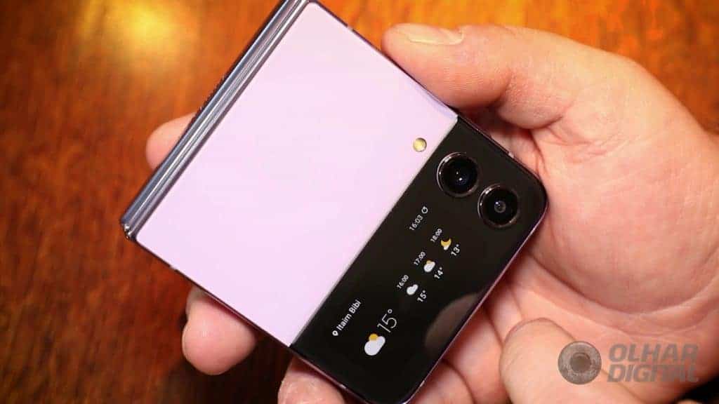 Galaxy Z Flip 4 (Imagem: Mario Kurth/Olhar Digital)