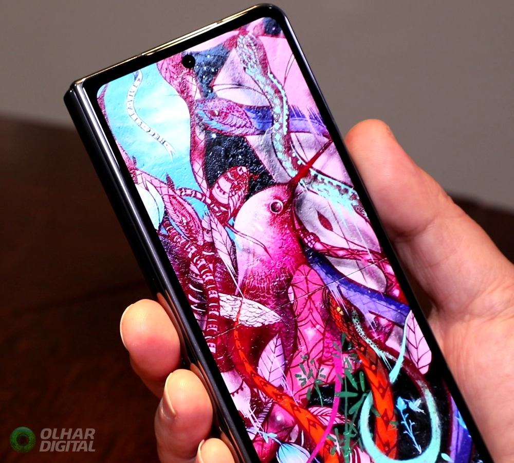 Tela externa do Galaxy Z Fold 4 tem bordas mais finas, e assim é mais larga