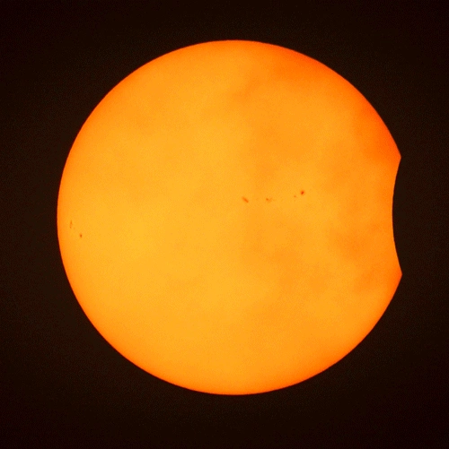Eclipse solar de setembro: quais as diferenças entre este e o de março Eclipses são eventos astronômicos que acontecem quando a luz de um astro, própria ou recebida, é parcial ou totalmente bloqueada pela passagem de outro corpo celeste à sua frente. Os fenômenos que mais se destacam nessa categoria são os eclipses solares e lunares – e este ano ficará marcado por ter dois de cada. Eclipse solar de setembro: quais as diferenças entre este e o de março