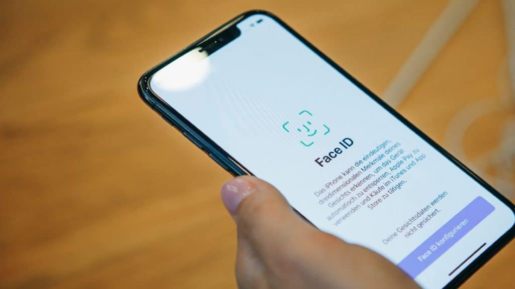 iPhone representando a troca do touch ID pelo Face ID.