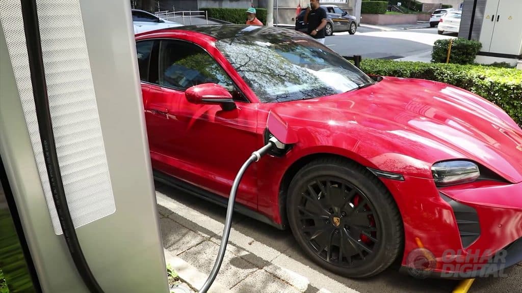 Um dos dois carregadores de 270 kWh do Brasil (Imagem: Mario Kurth/Olhar Digital)
