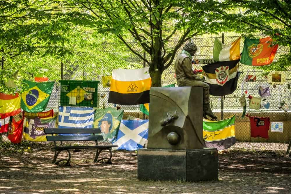 Monumento de Ayrton Senna no parque do Circuito de Ímola. 