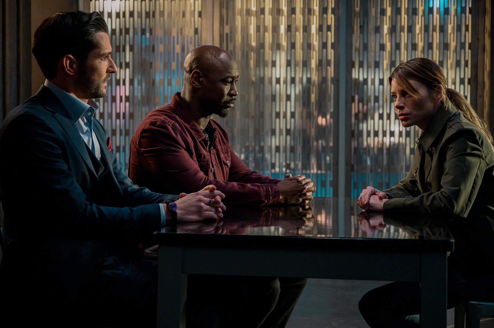 Lucifer, Amenadiel e Chloe na delegacia. 