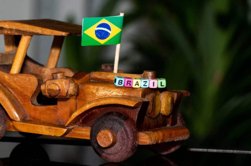 Carro em miniatura com bandeira do Brasil