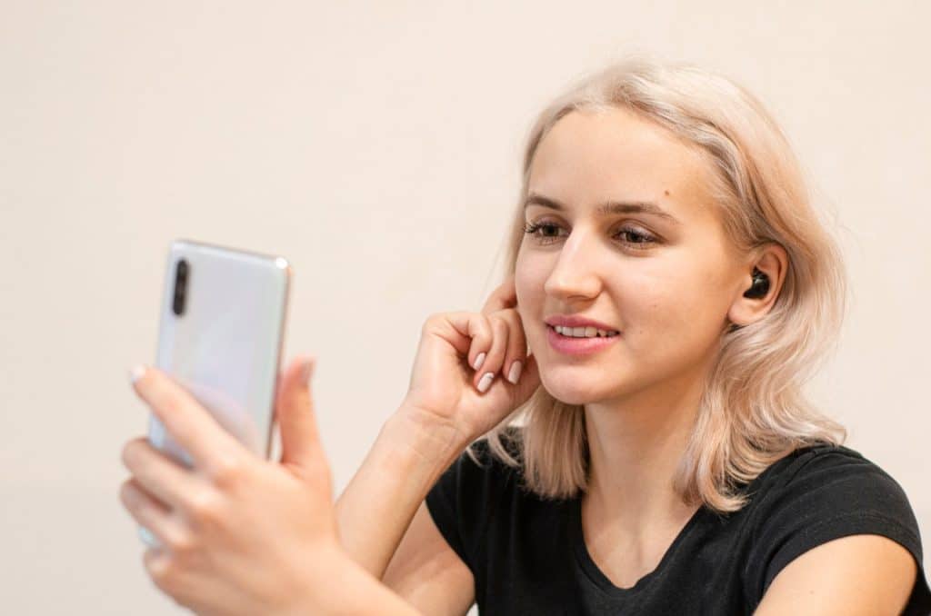 A maior parte dos modelos de fones de ouvido sem fio atuais contam com cancelamento de ruído