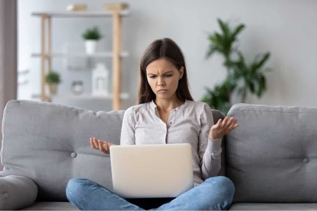 Mulher chateada no computador