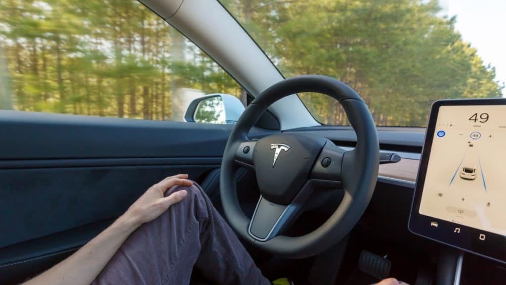 Processos e acordos revelam riscos do sistema Autopilot da Tesla Nos últimos anos a Tesla vem se envolvendo em diversos processos envolvendo o Autopilot, seu sistema de assistência ao motorista. Agora, a empresa concordou em encerrar um processo por homicídio culposo em um caso de acidente fatal em 2019. Motorista dirigindo um Tesla Model 3 com o Autopilot ativado