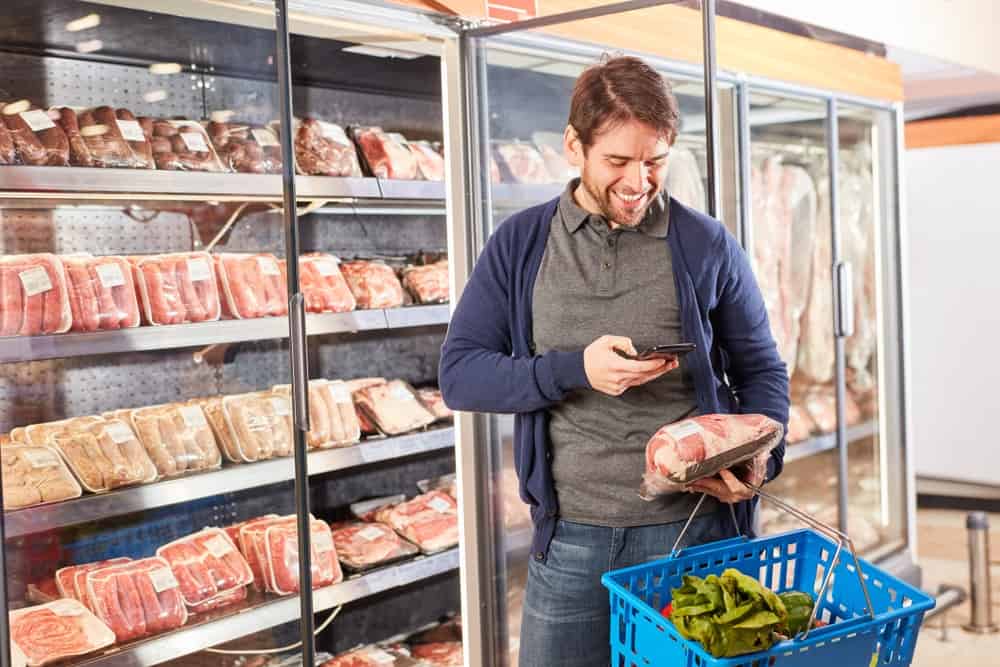 É seguro consumir alimentos após a data de vencimento? Certamente, em algum momento você já se deparou com algum alimento em casa, seja esquecido na geladeira ou no fundo da despensa, que estava lá há muito tempo e passou da data de validade por alguns dias. Surge então a dúvida: será que ainda é seguro consumi-lo? É seguro consumir alimentos após a data de vencimento?