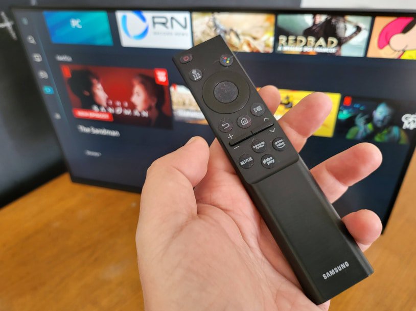 Controle remoto tem botões para Netflix, Globoplay, Samsung TV Plus e Prime Video