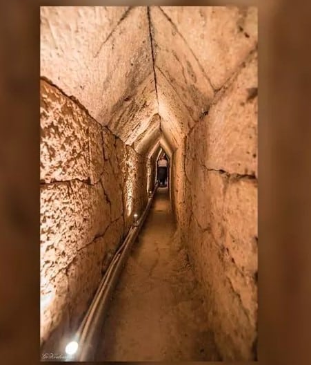 tunel-artefatos-egito