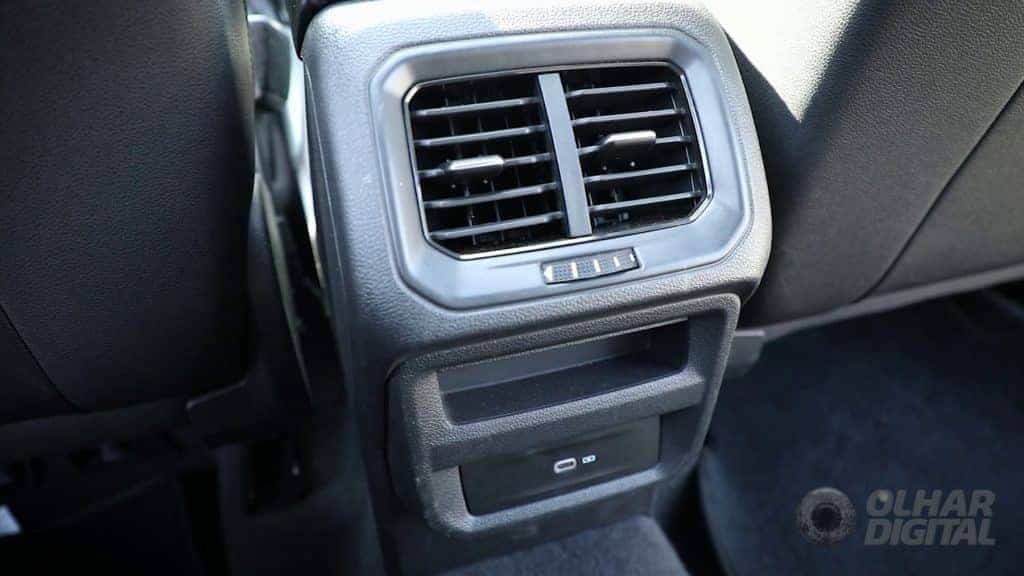 Carro tem apenas portas USB-C (Imagem: Mario Kurth/Olhar Digital)