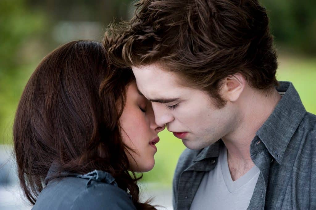 Edward beijando a Bella na escola em Lua Nova