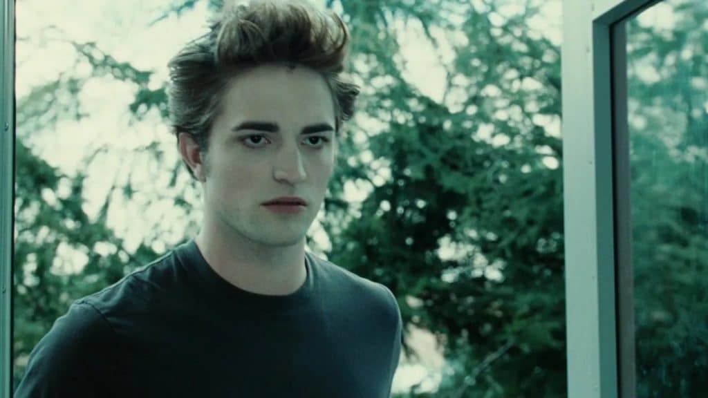 Edward Cullen entrando na lanchonete da escola em Crepúsculo