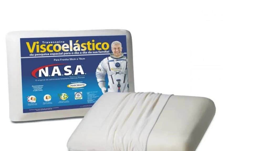 Com ou sem travesseiro? Veja o que é melhor para a saúde do seu sono Ter uma boa noite de sono é um dos pilares fundamentais da saúde e essencial para manter uma vida equilibrada e produtiva. No entanto, quase metade da população brasileira enfrenta dificuldades para dormir bem. Segundo a Organização Mundial da Saúde (OMS), cerca de 72% dos brasileiros sofrem com algum tipo de distúrbio do sono. Marcos Pontes estampa embalagem de travesseiro do tipo Nasa