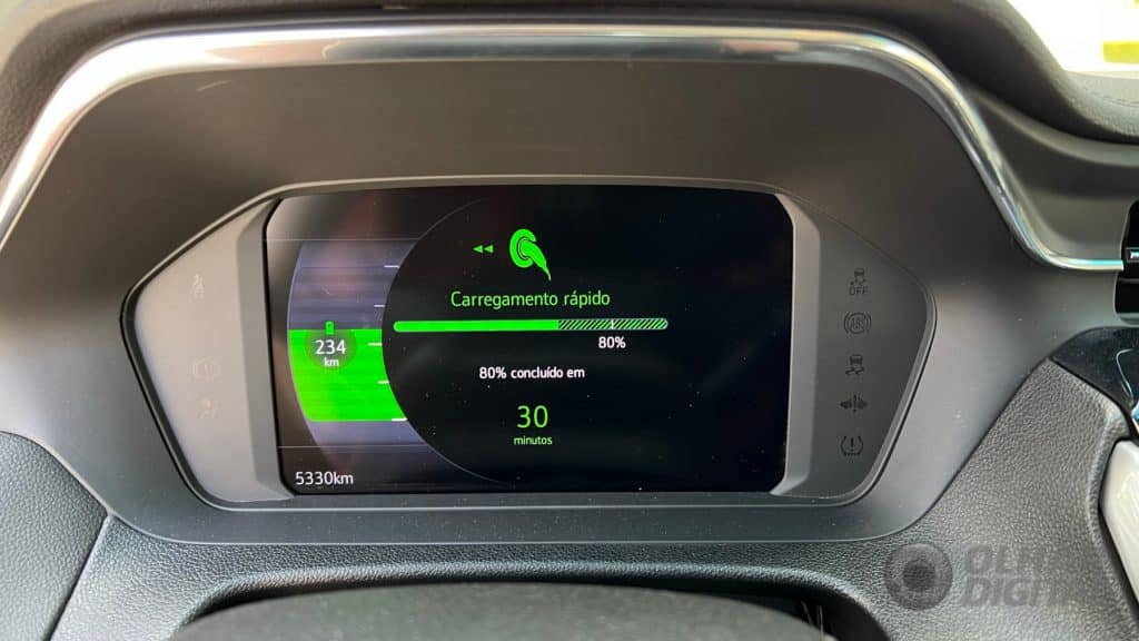 Chevrolet Bolt EV 2023 em carregador rápido (Imagem: André Fogaça/Olhar Digital)