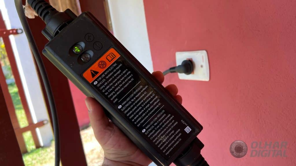 Carregador em tomada convencional de 220 volts (Imagem: André Fogaça/Olhar Digital)