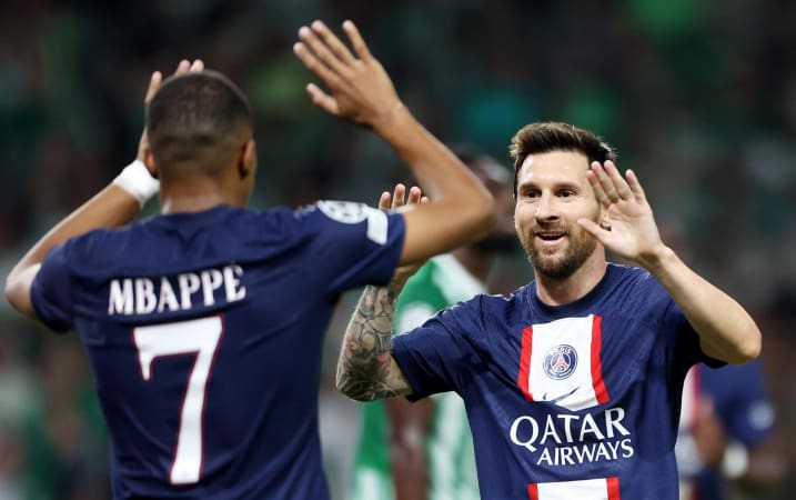 Companheiros de clube no Paris Saint Germain, Messi e Mbappé duelam pelo título da Copa. Imagem: Reprodução/Abir Sultan