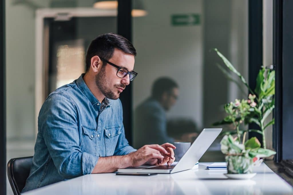 É possível abrir um recurso administrativo por e-mail para solicitar o abono do PIS/Pasep