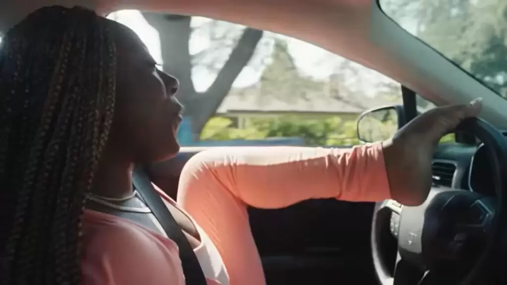 Mulher dirigindo carro com acessibilidade