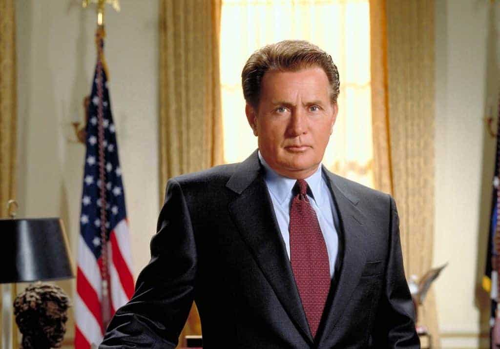 Clipes rápidos, como os da série The West Wing, entregam emoção, memória afetiva e sensação de comunidade — tudo sem sair do feed. 