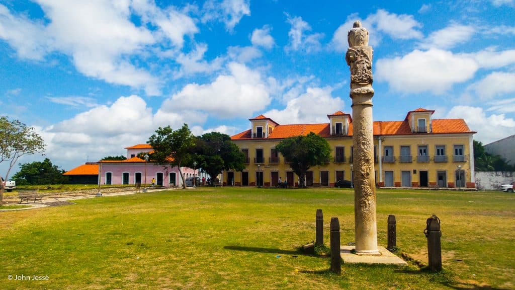 Monumento histórico com prédios antigos ao fundo