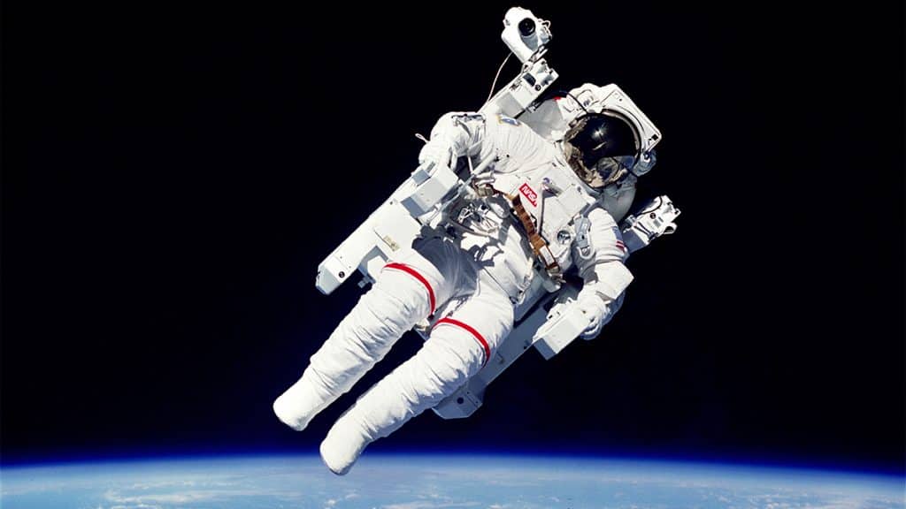 Astronauta flutuando no espaço sobre a Terra (Imagem: Nasa)