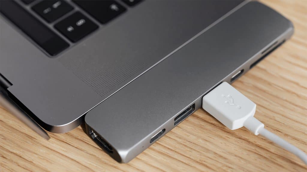 Dock station conectada a Macbook