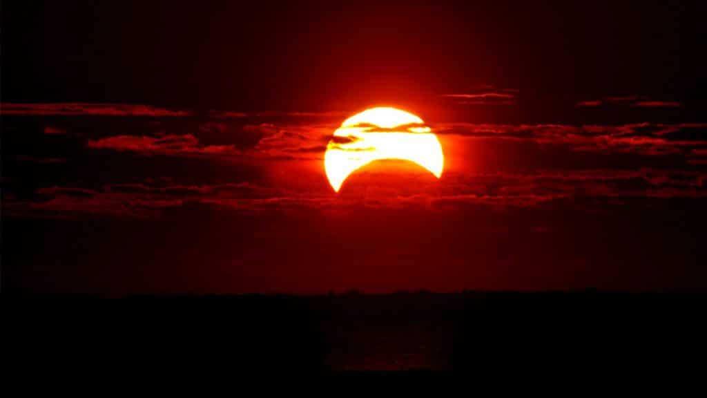 Pôr do sol com eclipse solar