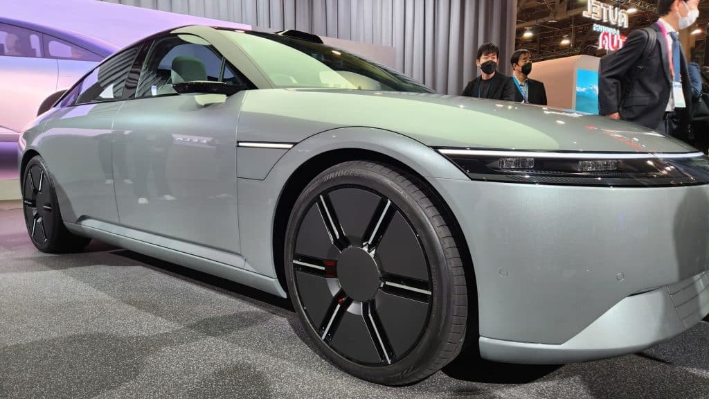 Duas gigantes japonesas se uniram para fazer um carro elétrico. Veja o resultado A Sony Honda Mobility (SHM), joint venture formada pela Sony e Honda, confirmou que começará a entregar o carro elétrico Afeela 1 aos primeiros clientes nos Estados Unidos ainda neste ano. O anúncio aconteceu na CES 2026, maior feira de tecnologia do mundo, que começou nesta terça-feira (6). Apresentado na CES 2023, Afeela é o primeiro carro da parceria entre Sony e Honda