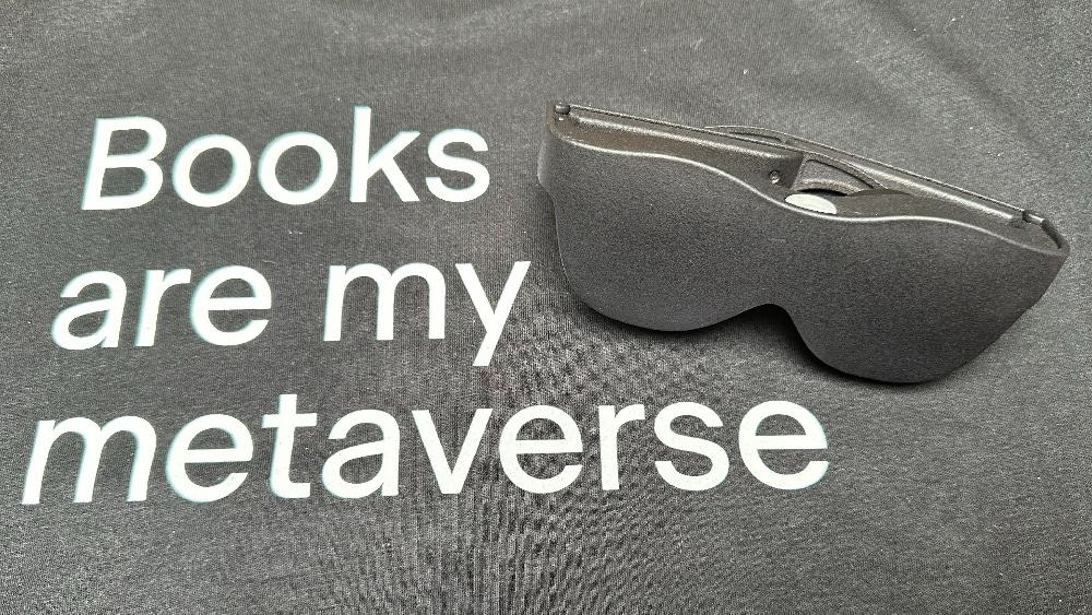 “Livros são meu metaverso”, brinca a camiseta usada pelos funcionários no stand da Sol Reader 