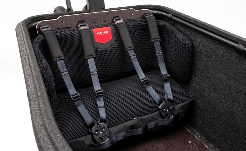Assentos para passageiros contam com cinto de segurança