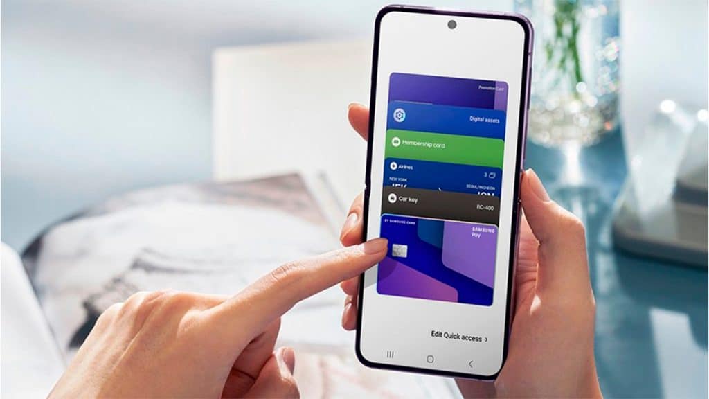 Carteira digital vale a pena? Entenda os aplicativos Google Wallet e Apple Pay As carteiras digitais já se tornaram uma realidade no dia a dia de milhões de pessoas, revolucionando a forma como realizamos pagamentos e guardamos informações financeiras. Pessoa usando Samsung Wallet num celular Galaxy