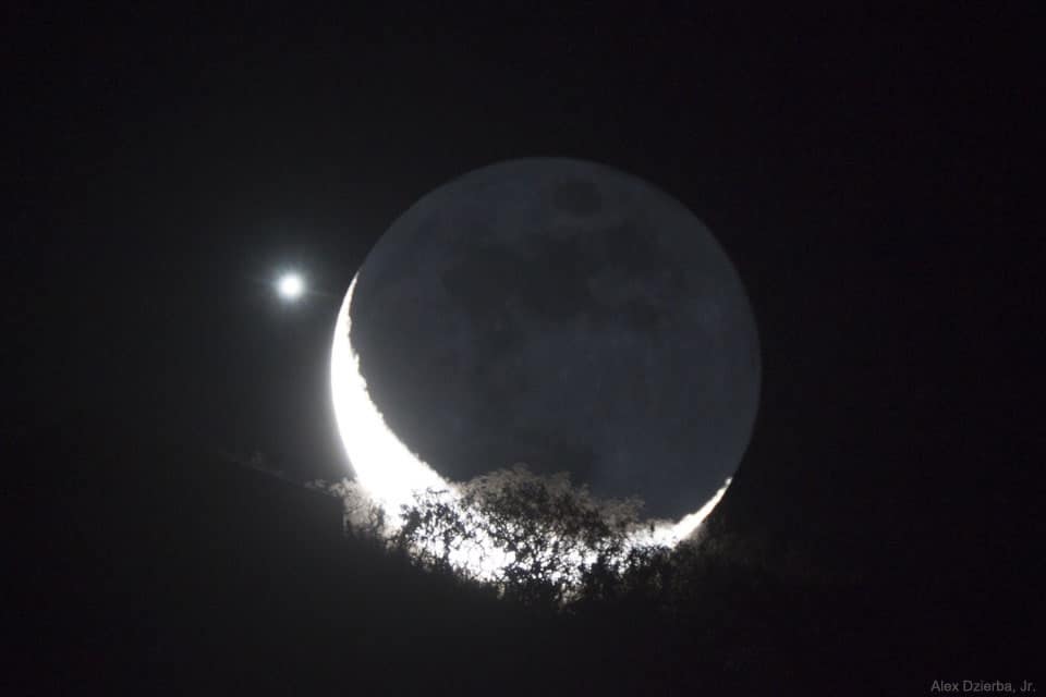 Lua encerra a semana com “eclipse” de Vênus no coração de Leão Após passar por Saturno e Júpiter, a Lua dá continuidade à “turnê mensal” de setembro pelos planetas do Sistema Solar se encontrando com Vênus. Nos céus de algumas localidades, será possível ver até um “eclipse” envolvendo os dois corpos. Lua encerra a semana com “eclipse” de Vênus no coração de Leão