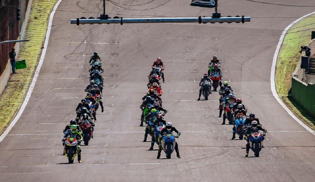Largada de uma corrida de motos