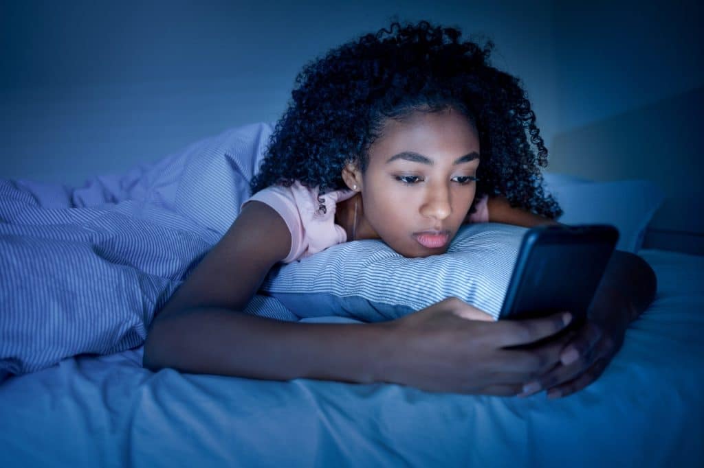 Guia ensina adolescentes a usar a internet com segurança e equilíbrio O uso da internet por adolescentes tem crescido de forma acelerada, exigindo cada vez mais atenção à segurança e ao bem-estar digital. Levar o celular para a cama atrapalha o ciclo circadiano