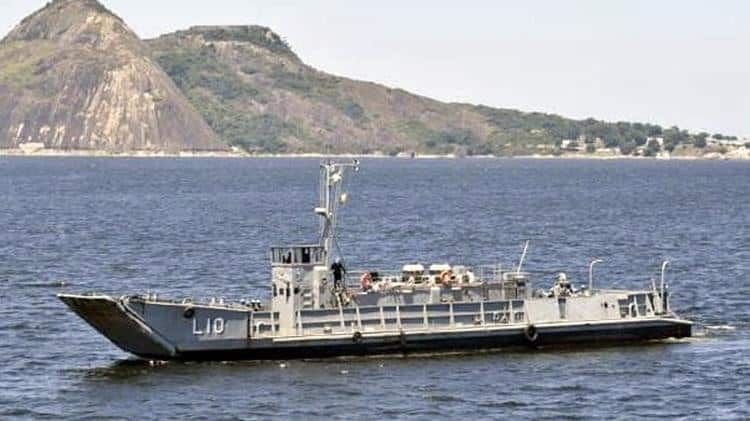 Com capacidade para levar 35 pessoas, o Guarapari pode atracar em praias e áreas isoladas.