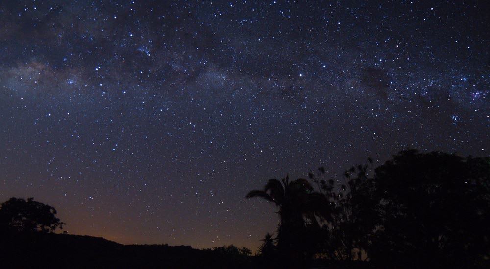 Empresa planeja colocar 4.000 espelhos no espaço para refletir o Sol A start-up americana Reflect Orbital, sediada na Califórnia, planeja lançar uma constelação de mais de 4.000 espelhos espaciais com o objetivo de refletir luz solar para a Terra e aumentar a produção de energia solar durante o amanhecer e o anoitecer. A primeira demonstração do projeto será realizada no próximo ano com o satélite EARENDIL-1, equipado com um espelho de 18 por 18 metros, que deverá direcionar a luz do Sol para áreas específicas da superfície terrestre. As informações são do portal Space.com. Empresa planeja colocar 4.000 espelhos no espaço para refletir o Sol