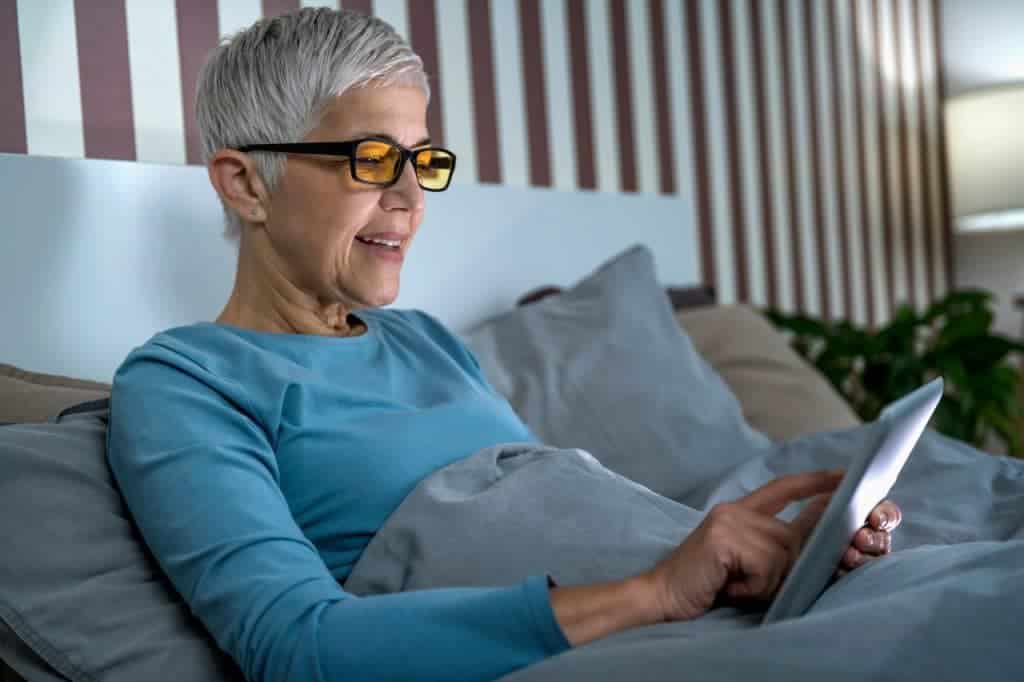 Óculos com lentes laranjas ajudam a filtrar a luz azul