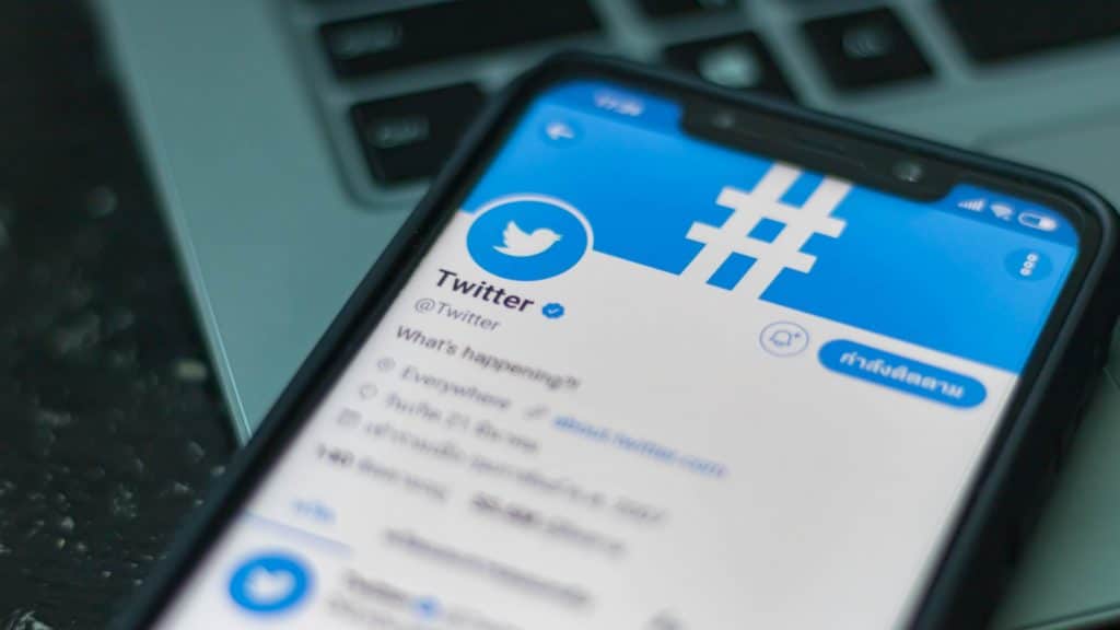Aplicativo do Twitter aberto no smartphone.