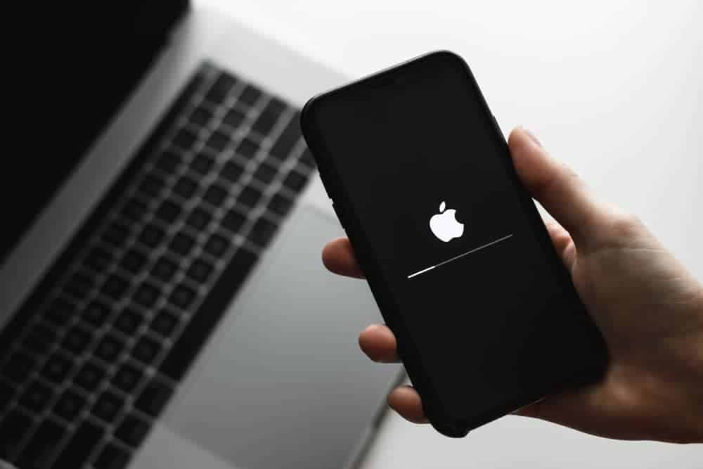 iPhone em processo de atualização do iOS