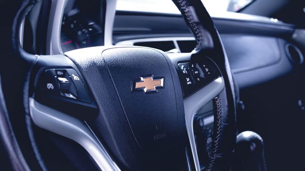 Logotipo da GM/Chevrolet em destaque no volante de um Camaro RS 2013