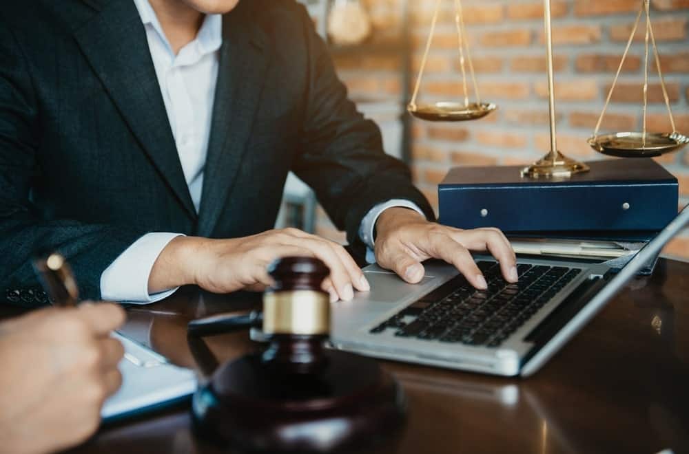 Juízes alertam para o uso indevido da IA em petições judiciais Tribunais de diversos países estão enfrentando um novo desafio: petições judiciais escritas com auxílio de inteligência artificial e recheadas de erros, incluindo citações de casos que nunca existiram. ChatGPT; chatbot